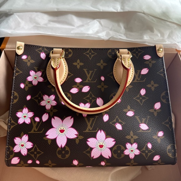 LV x MURAKAMI OnTheGo Cherry blossom pm - Picture 2 of 8
